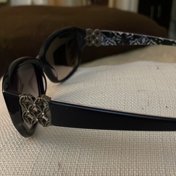 Vera Bradley Sunglasses 🕶 - Picture 4 of 6